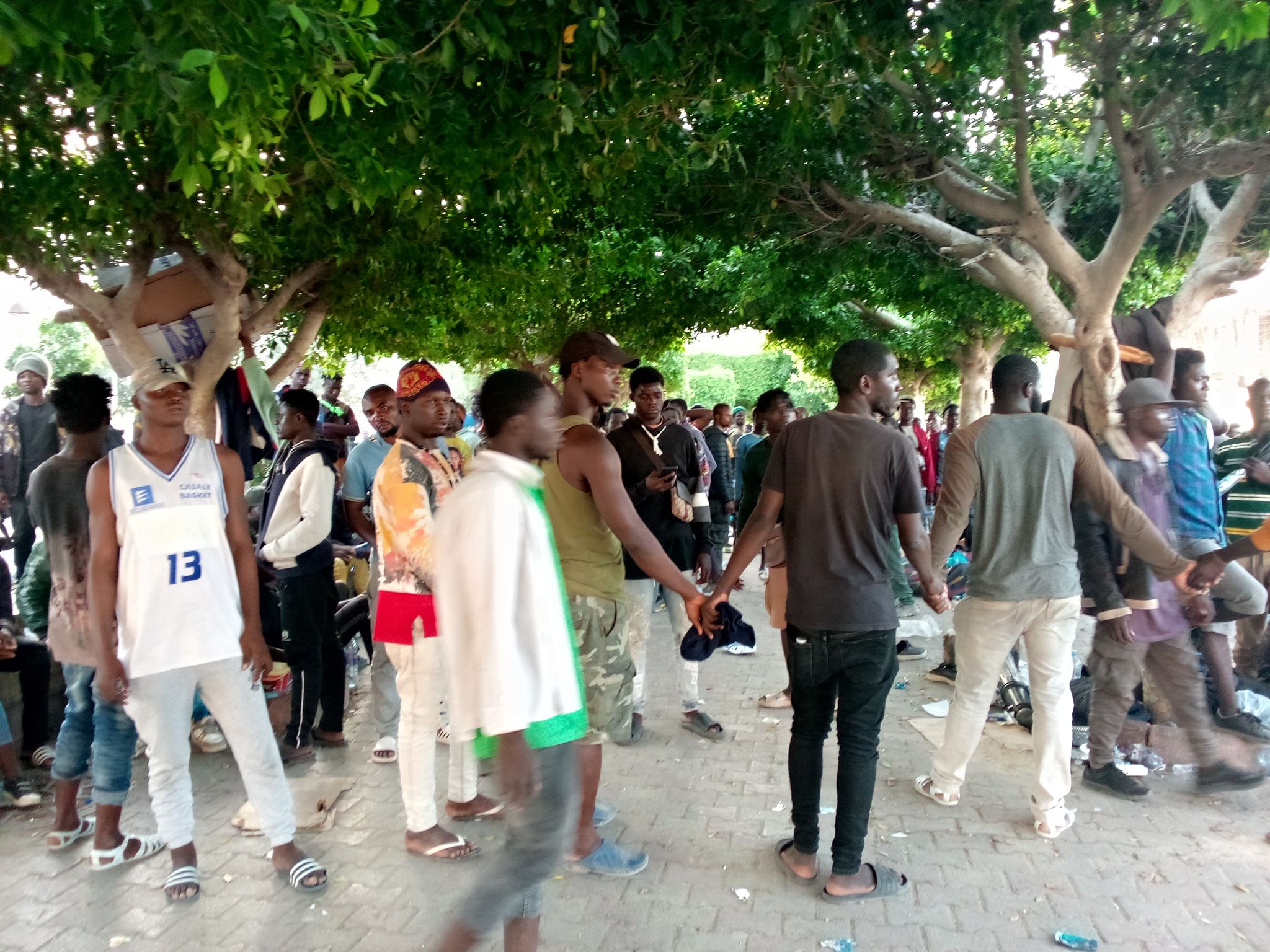 بعد أيام من انطلاق ترحيل أفارقة جنوب الصحراء...  مُهاجرون يرفضون ومنظمات حقوقية تُندّد؟!